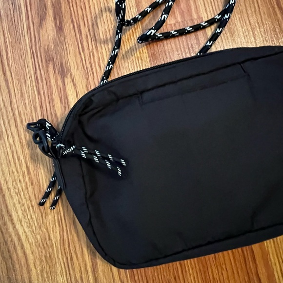 Thirtyone All Zipped up Cross Body in black - Picture 7 of 7